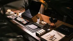 Moderner Schreibtisch mit Laptop und Bücher – produktiver Arbeitsplatz