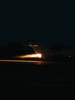 Jetliner auf Flughafenstartbahn bei Nacht
