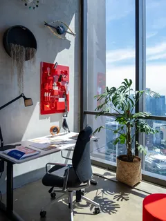 Stuhl und Schreibtisch in modernem Zimmer