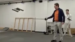 Eine Drohne, die sogar einem schnellen Säbelhieb ausweichen kann. Was ist das Besondere daran?