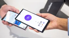 Geschäftsinhaber nutzt Android Tap-to-Pay, Vagaro PayPro im Hintergrund