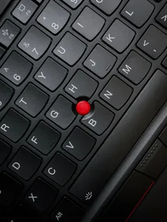 Nahaufnahme einer Thinkpad-Tastatur mit rotem TrackPoint-Button
