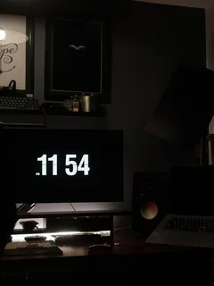 Schreibtisch mit Computerbildschirm und Tastatur für Homeoffice-Arbeit