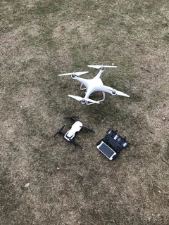 Weiße DJI Mavic Pro Drohne auf grünem Gras im Freien