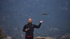 Mann mit schwarzer Jacke hält Mavic 2 Pro Drohne in Schwarz und Grau