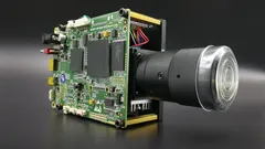 Grünes und schwarzes elektronisches Gerät auf weißem Hintergrund