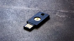 Nahaufnahme eines Yubico Yubikey Security Key USB-A Stick auf einer Oberfläche